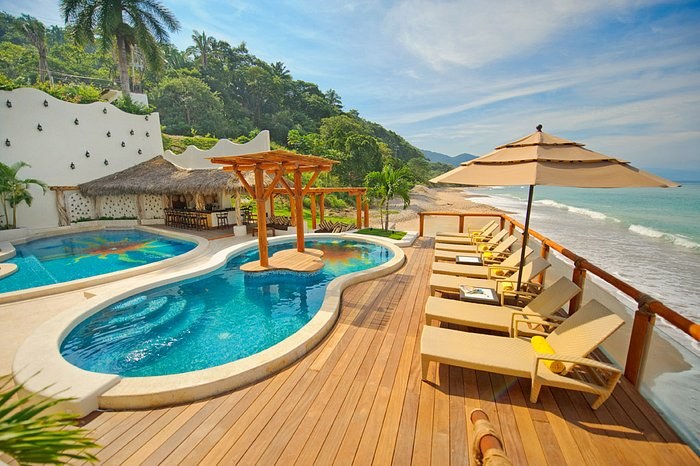 Pool deck with infinity pool and ocean view at Hotel Playa Fiesta